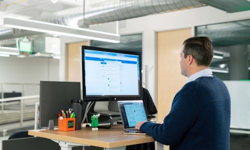  LinkedIn teste les posts collaboratifs 